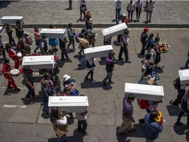 Esta foto difundida por el CICR (Comité Internacional de la Cruz Roja) muestra a familiares de 34 civiles asesinados en el contexto de la guerra interna entre el ejército y Sendero Luminoso, recibiendo los restos para su entierro tras haber sido identificados en Ayacucho, Perú, el 1 de diciembre de 2022. AFP - JESUS MOYA