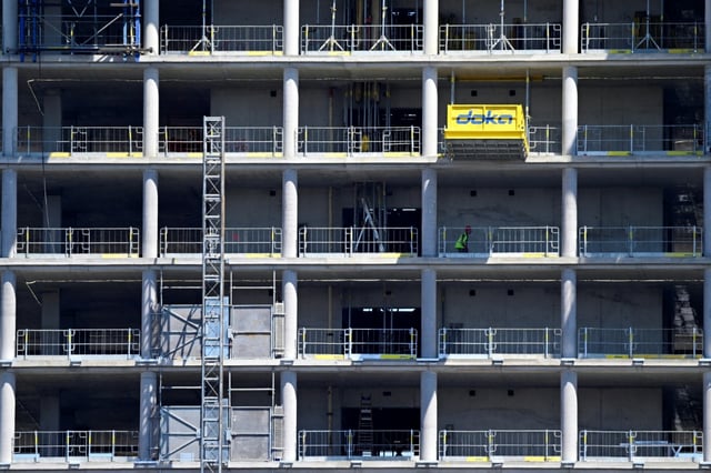 Der Bundestag hat am Donnerstag erstmals über Pläne der Bundesregierung für einen schnelleren Wohnungsbau beraten. Es sei ein erster wichtiger Schritt zur "Überwindung des Wohnraummangels in Deutschland" eingeleitet worden, erklärte der CSU-Politiker Michael Kießling.