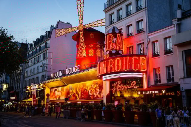 Ein Pariser Wahrzeichen ist wieder komplett: Auf dem Dach des  legendären Pariser Cabarets Moulin Rouge sollen sich am Donnerstagabend wieder die Windmühlenflügel drehen