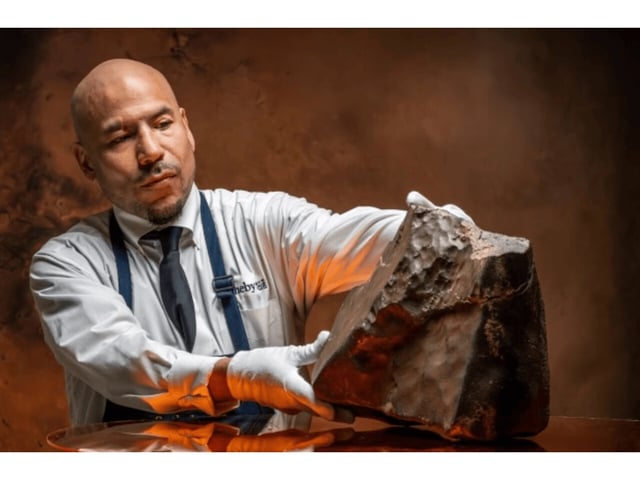 La piedra fue hallada a finales del 2023 en un desierto africano (X).