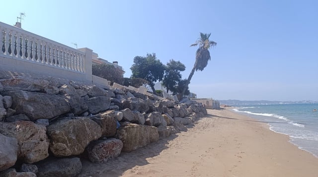 La playa de la Goleta de Tavernes de la Valldigna, con una terraza aún destrozada por uno de los temporales