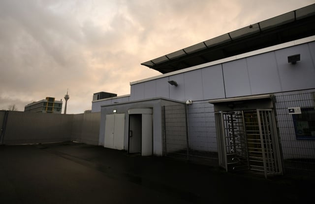 Die Generalstaatsanwaltschaft Düsseldorf hat einen 20-Jährigen aus Syrien angeklagt, der sich dazu bereit erklärt haben soll, einen Messerangriff gegen Frauen und Kinder zu begehen. Er soll Anhänger der Dschihadistenmiliz Islamischer Staat (IS) sein.