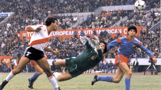 Antonio Alzamendi convierte el gol con el que River le ganó a Steaua Bucarest en Japón; es el único título mundial de los millonarios