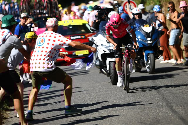 Cycling - Tour de France - Stage 6 - Bayeux to Vire Normandie - Bayeux, France - July 10, 2025 EF Education - EasyPost's Ben Healy in action during stage 6 as spectators cheer on REUTERS/Sarah Meyssonnier