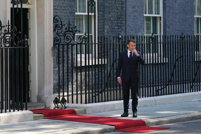 Macron reibt sich die Nase vor Downing Str. 10