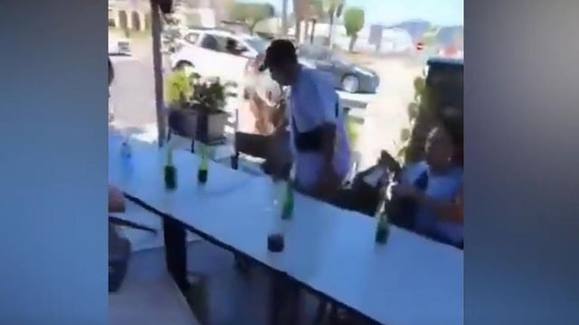 El hostelero que echó el martes a un grupo de turistas de su restaurante acudió este jueves a denunciar los hechos ante la Policía Nacional
