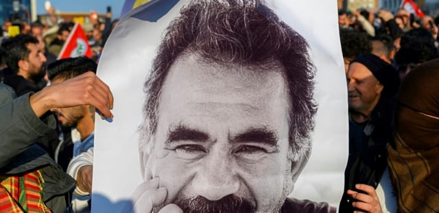 Des partisans tiennent un poster du fondateur du Parti des travailleurs du Kurdistan (PKK) Abdullah Öcalan, en Turquie le 27 février 2025