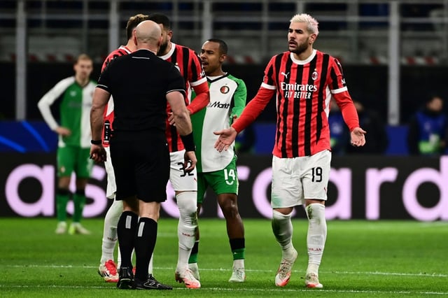 Théo Hernandez exclu lors du barrage retour de Ligue des champions contre le Feyenoord à Milan, le 18 février 2025