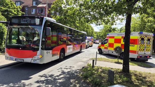 Bei der Vollbremsung eines Busses sind mehrere Fahrgäste gestürzt und verletzt worden