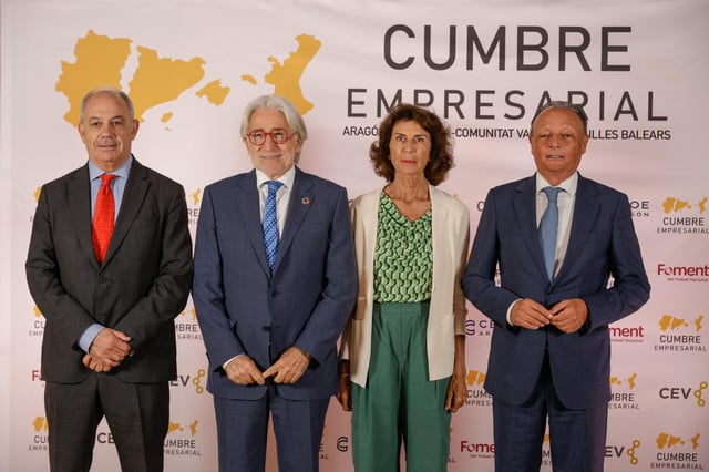 El presidente de Foment del Treball, Josep Sánchez Llibre (2i), el de CEOE Aragón, Miguel Marzo (i) , la de la patronal de las Baleares (CAEB) Carmen Planas (2d) , y el presidente de la patronal de la Comunidad Valenciana (CEV), Salvador Navarro (d).
