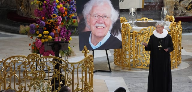 Bischöfin Kirsten Fehrs spricht auf der öffentlichen Trauerfeier für die Entertainer-Legende Carlo von Tiedemann im Hamburger Michel.