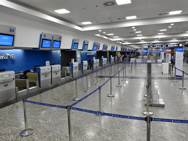 Buenos Aires. A las 18 de este martes comienza el paro APLA que nuclea los pilotos Aerolíneas Argentinas. la medida afecta más 6000 pasajeros y obligó numerosas cancelaciones reprogramaciones. mostradores empresa estatal lucen casi desiertos debido medida. Foto: Matias Martín Campaya - FTP CLARIN _MMC9190.jpg Z Invitado
