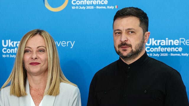 Le président ukrainien, Volodymyr Zelensky, et la première ministre italienne, Giorgia Meloni, arrivent pour assister à la première des deux journées de la conférence sur la reconstruction de l’Ukraine, à Rome, en Italie, le 10 juillet 2025.