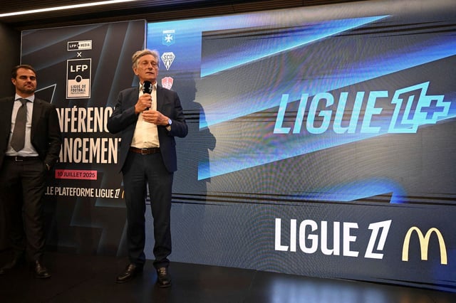 Nicolas de Tavernost (au centre) à Paris, le 10 juillet 2025.