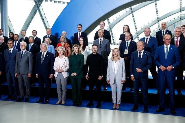 Foto de familia de los participantes en la conferencia de Roma, este jueves.