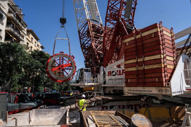 La rueda de corte desceinde 70 metros por el pozo de Mandri de la L9 de metro.