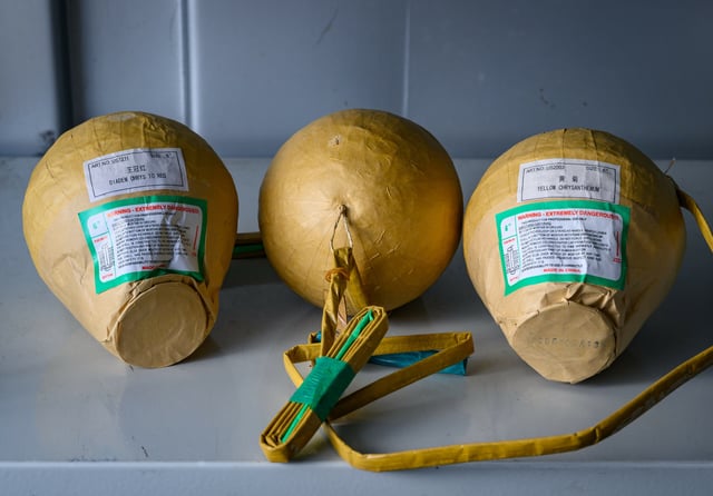 Unter anderem wurden Kugelbomben bei den Tatverdächtigen sichergestellt (Symbolbild)