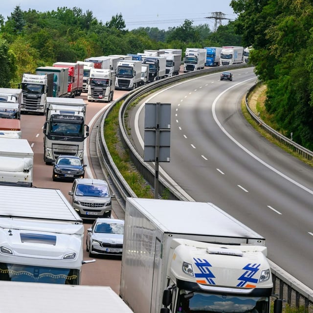 Die polnischen Grenzkontrollen haben zu einem kilometerlangen Stau auf der A12 geführt.