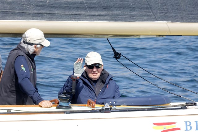 El Rey Juan Carlos desembarcando, a 17 de mayo de 2025, en Sanxenxo (España).