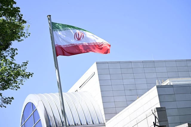 Le jeune cycliste franco-allemand disparu en Iran mi-juin a été « arrêté », ont annoncé les autorités iraniennes, jeudi 10 juillet 2025. Ici, le drapeau iranien flotte devant l’ambassade, à Berlin.