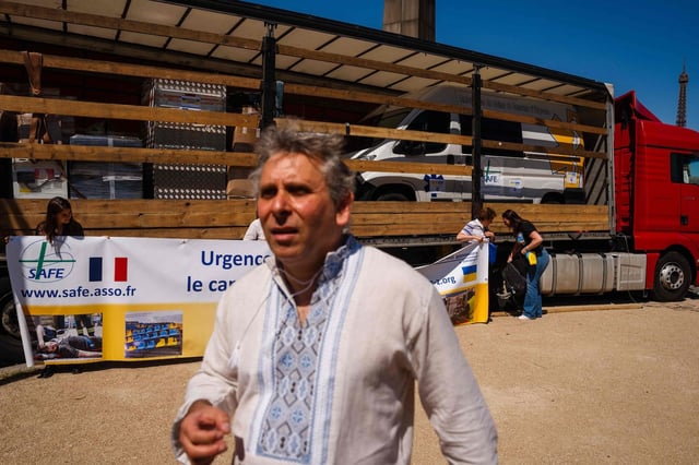 Le camion achemine notamment une ambulance, jusqu'à l'oblast de Soumy, dans le nord-est de l'Ukraine.