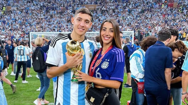 Molina con su novia Bárbara Occhiuzzi y la Copa del Mundo.
