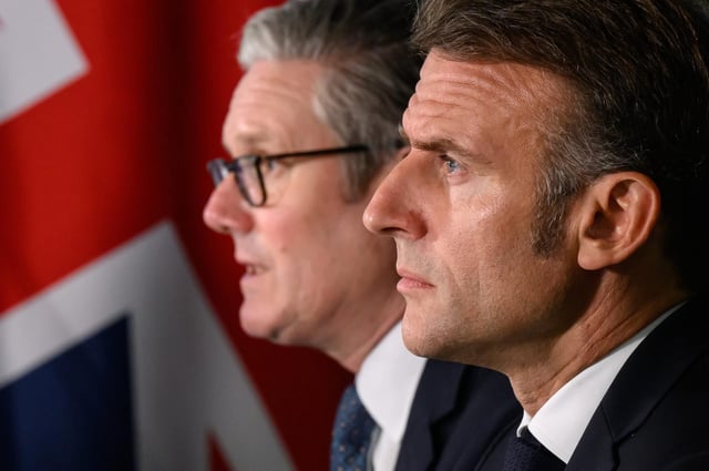 Le premier ministre britannique Keir Starmer et le président français Emmanuel Macron accueillent une réunion de la Coalition des volontaires au quartier général de Northwood, jeudi 10 juillet 2025.