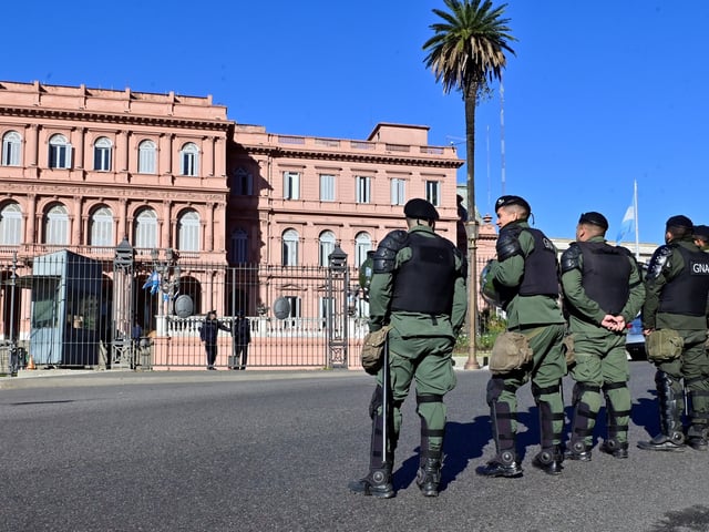AME6882. BUENOS AIRES (ARGENTINA), 18/06/2025.- Integrantes de la Gendarmería Nacional Argentina (GNA), vigilan los alrededores de la Plaza de Mayo frente a la Casa de Gobierno este miércoles en Buenos Aires (Argentina). Las fuerzas de seguridad del Estado argentino llevan a cabo este miércoles controles en autobuses que llegan a Buenos Aires con pasajeros que van a participar en la marcha de apoyo a la expresidenta Cristina Fernández (2007-2015), presa en su domicilio desde el martes, mientras se despliega un fuerte operativo policial en la capital. EFE/Matías Martin Campaya