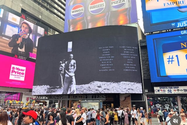 La lista de canciones se pudo ver en la quinta avenida de Nueva York este jueves.