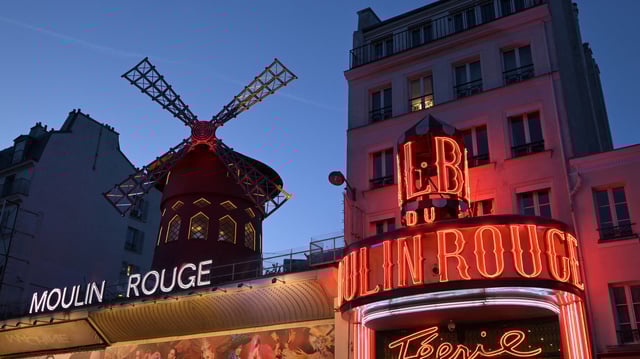Les images de l'arrivée des nouvelles ailes du Moulin Rouge