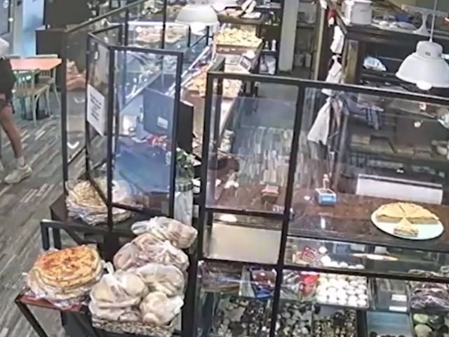 Robo en una confitería de San Martín: ladrones exigen las claves de los celulares.