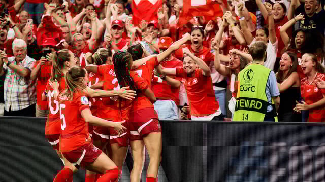 Die Spielerinnen der Schweiz bejubeln einen Treffer.
