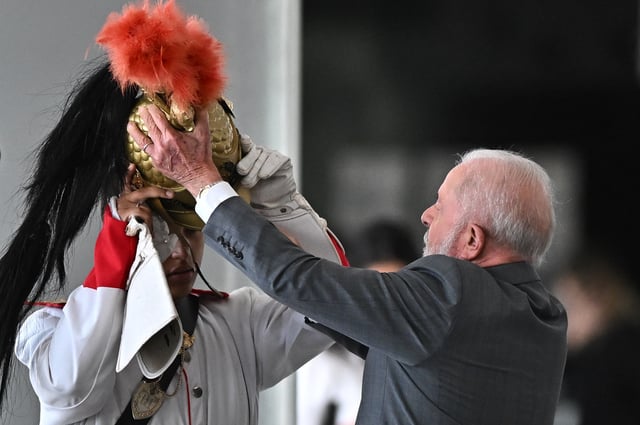 El presidente de Brasil, Lula da Silva, justa el casco a un soldado de la guardia de honor presidencial este miércoles, en el Palacio del Planalto en Brasilia