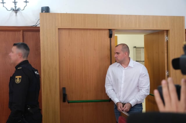 Eugenio Delgado, condenado por el asesinato y violación de Manuela Chavero, entrando en el juicio en la Audiencia Provincial de Badajoz.
