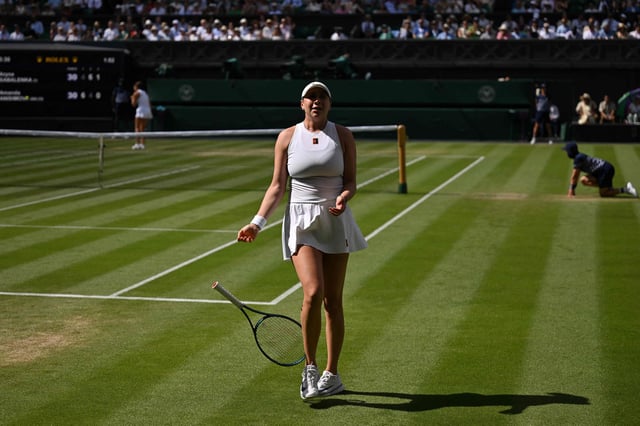 La raqueta en el piso, la emoción en el cuerpo: Amanda Anisimova superó problemas de salud mental, venció a la N° 1 Aryna Sabalenka y jugará la final de Wimbledon