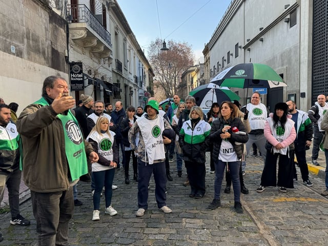 Trabajadores del INTA hicieron un ruidazo tras conocerse el decreto que impacta en el organismo
