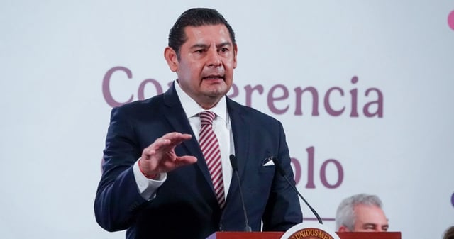 Alejandro Armenta le truena los dedos a Secretaria de Turismo, luego dice en redes que se trató de una confusión. Foto: Galo Cañas, Cuartoscuro