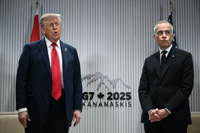 Le président américain Donald Trump (d) s'adresse à la presse au côté du Premier ministre canadien Mark Carney lors du sommet du G7 au Pomeroy Kananaskis Mountain Lodge à Kananaskis, au Canada, le 16 juin 2025