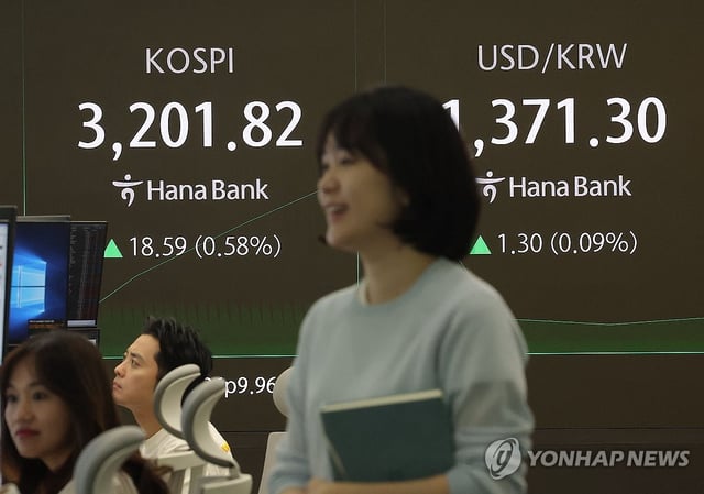 This photo shows the dealing room of Hana Bank in central Seoul on July 11, 2025. (Yonhap)