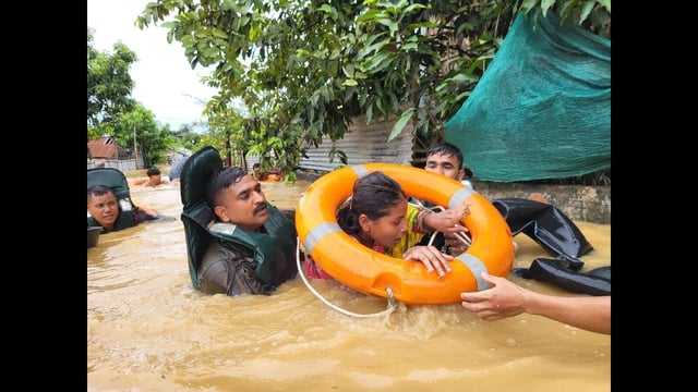 Army rescuing people during flash flood in Loran area of Poonch. (File)