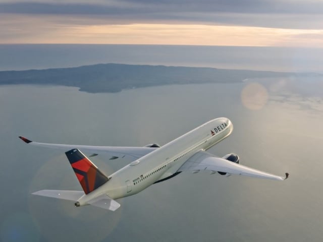 En el avión que aterrizó de emergencia en una isla del Atlántico viajaban 282 pasajeros y 13 tripulantes.