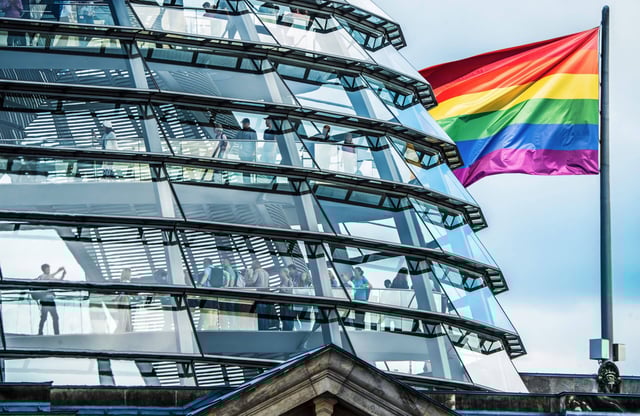Auf dem Reichstagsgebäude darf die Regenbogenflagge nur noch am 17. Mai gehisst werden – das hat für Diskussionen gesorgt.