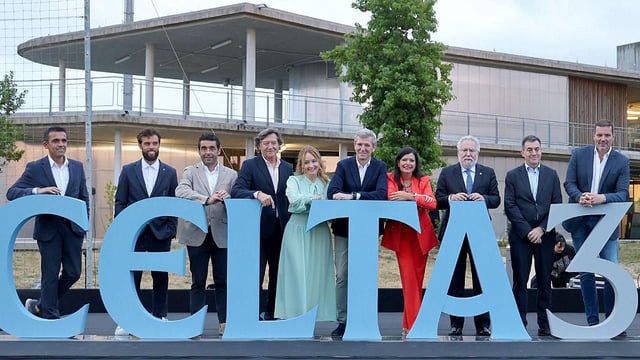 La presidenta del Celta, Marián Mouriño, el presidente de la Xunta, Alfonso Rueda, el presidente de la Diputación, Luis López, y la alcaldesa de Mos, Nidia Arévalo, entre otras autoridades, ayer, durante el acto en Afouteza.