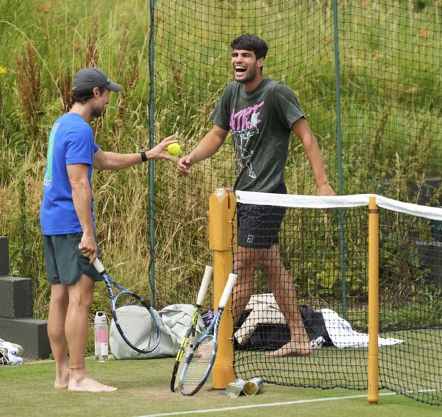 Ferrero y Alcaraz bromean en un entrenamiento. |  LAP