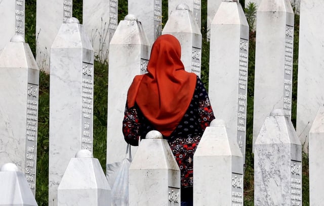 Une femme Bosniaque visite le mémorial de Srebenica lors d’une cérémonie funéraire organisée pour trente-deux nouvelles victimes identifiées du massacre de 1995, le 11 juillet 2023. Près de 1000 dépouilles restent toujours à trouver.
