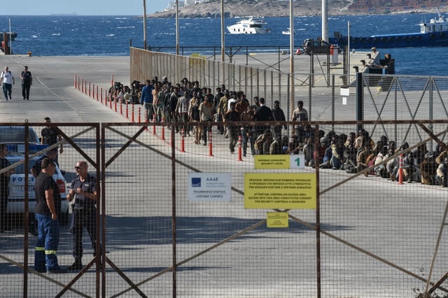 Geflüchtete im Hafen von Kreta hinter Säunen und Gittern