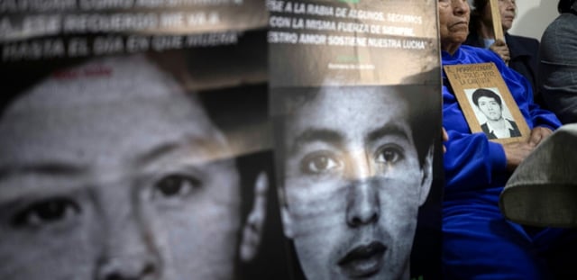 Des proches de victimes du conflit armé au Pérou et des membres des organisations de défense des droits de l'homme, à Lima, le 10 juillet 2025