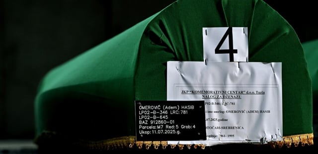 Le cercueil contenant la mâchoire d'Hasib Omerovic, une des victimes du massacre de Srebrenica en 1995, au Centre mémoriel de Srebrenica-Potocari, en Bosnie, le 9 juillet 2025