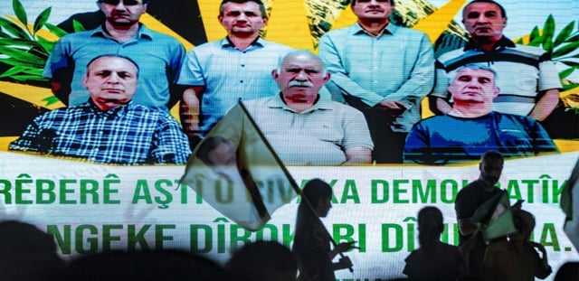 Des partisans du fondateur emprisonné du PKK, Abdullah Öcalan, assistent à un rassemblement diffusant une déclaration télévisée dans la ville à majorité kurde de Qamishli, dans le nord-est de la Syrie, le 9 juillet 2025