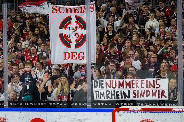 Die Fans der Kölner Haie mit einem freundlichen Gruß Richtung Düsseldorf.